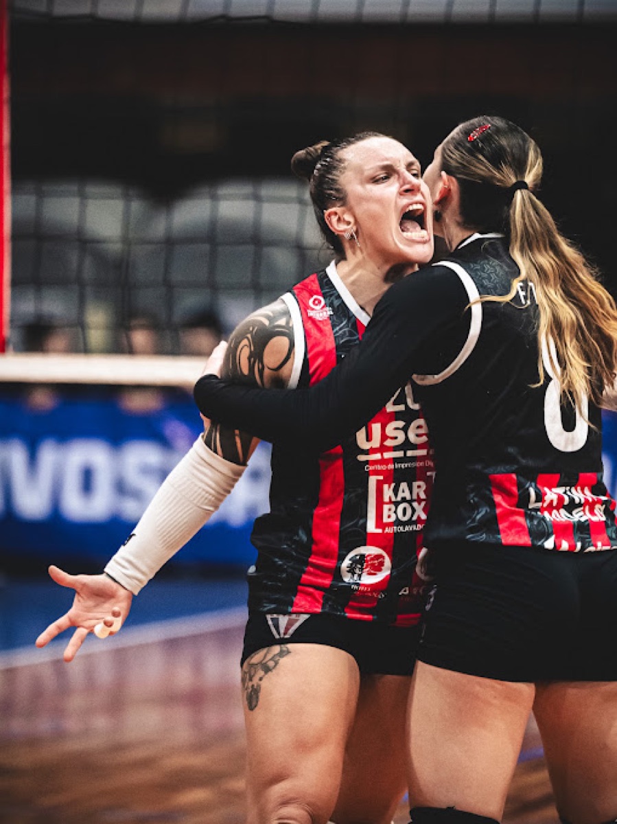 Jugadoras del Club Banco República festejando el título femenino